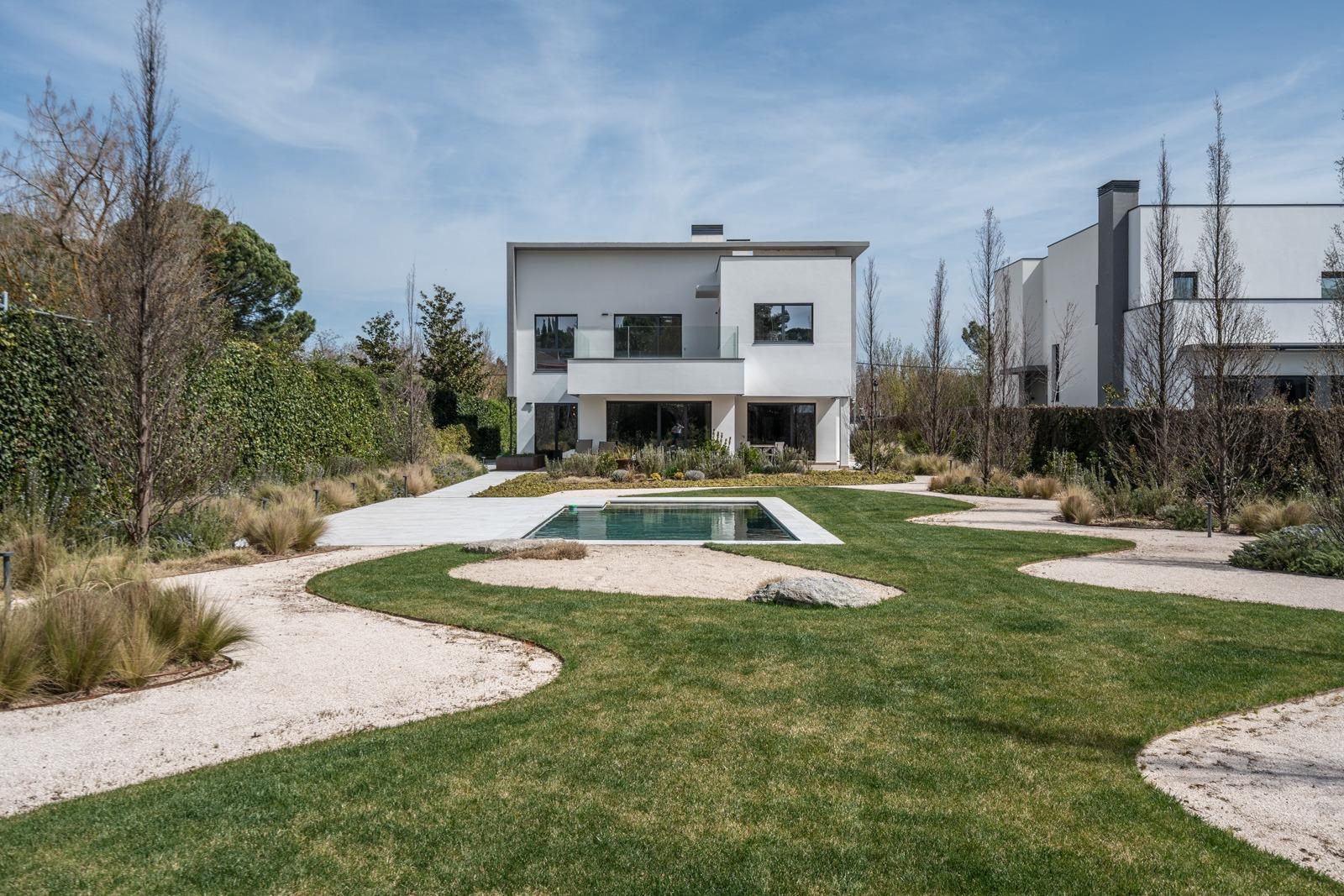 ^**^ESPECTACULAR VILLA DE LUJO DE DISEÑO CONTEMPORÁNEO EN LA PRADERA DE VILLAFRANCA DEL CASTILLO^**^  Presentamos una joya arquitectónica única, casi a estrenar, en una de las zonas más codiciada