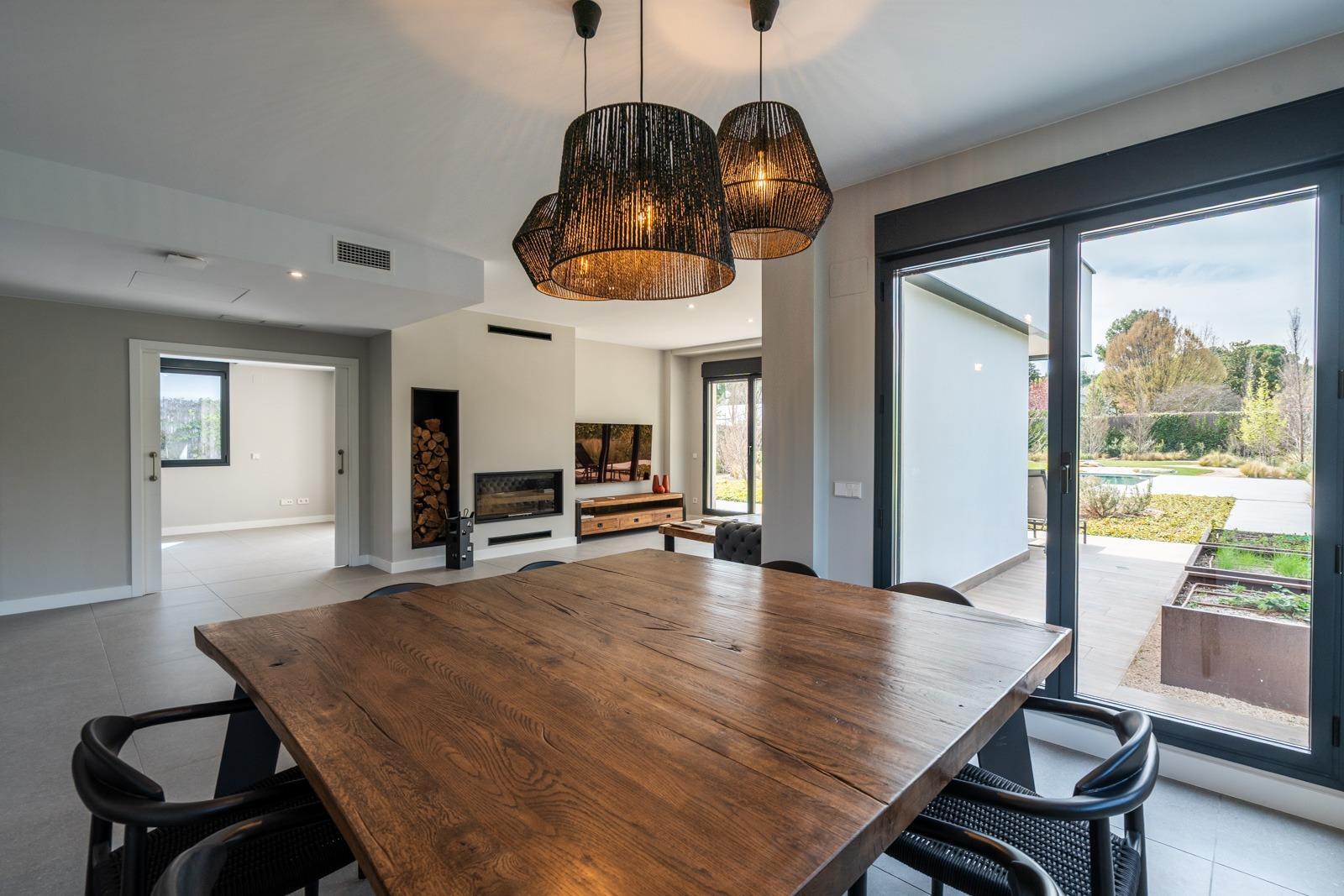^**^ESPECTACULAR VILLA DE LUJO DE DISEÑO CONTEMPORÁNEO EN LA PRADERA DE VILLAFRANCA DEL CASTILLO^**^  Presentamos una joya arquitectónica única, casi a estrenar, en una de las zonas más codiciada