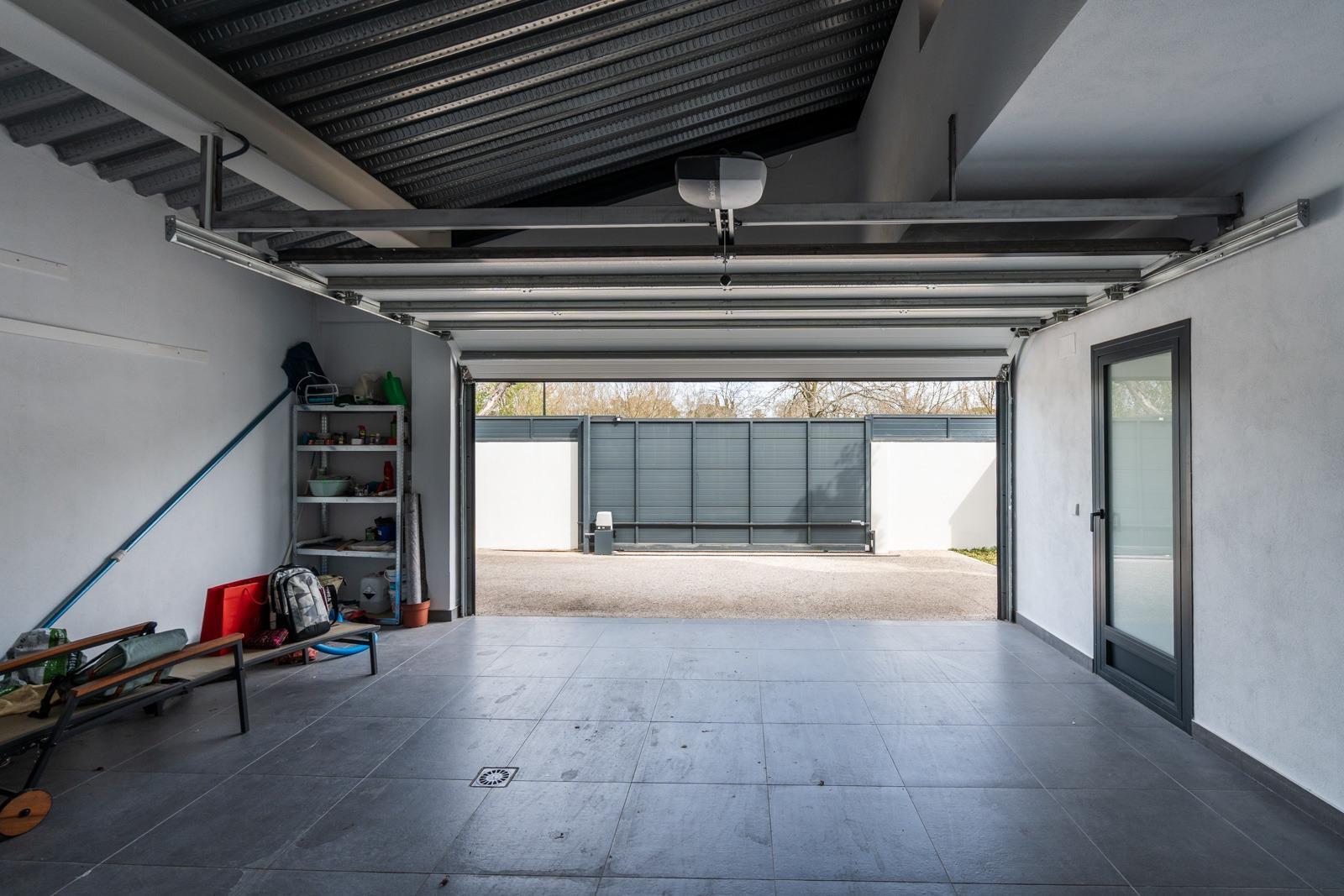 ^**^ESPECTACULAR VILLA DE LUJO DE DISEÑO CONTEMPORÁNEO EN LA PRADERA DE VILLAFRANCA DEL CASTILLO^**^  Presentamos una joya arquitectónica única, casi a estrenar, en una de las zonas más codiciada