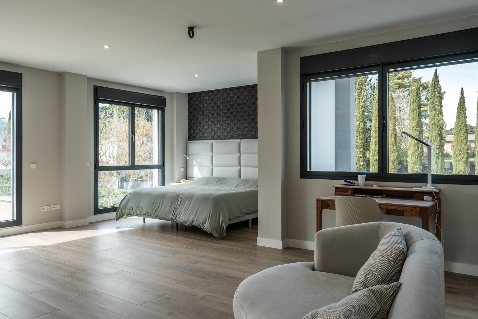 ^**^ESPECTACULAR VILLA DE LUJO DE DISEÑO CONTEMPORÁNEO EN LA PRADERA DE VILLAFRANCA DEL CASTILLO^**^  Presentamos una joya arquitectónica única, casi a estrenar, en una de las zonas más codiciada