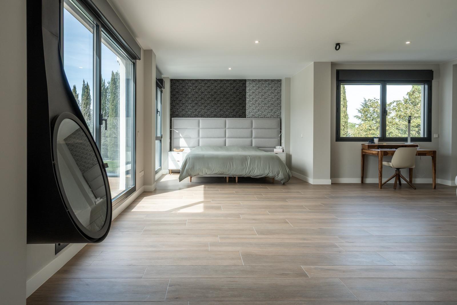 ^**^ESPECTACULAR VILLA DE LUJO DE DISEÑO CONTEMPORÁNEO EN LA PRADERA DE VILLAFRANCA DEL CASTILLO^**^  Presentamos una joya arquitectónica única, casi a estrenar, en una de las zonas más codiciada