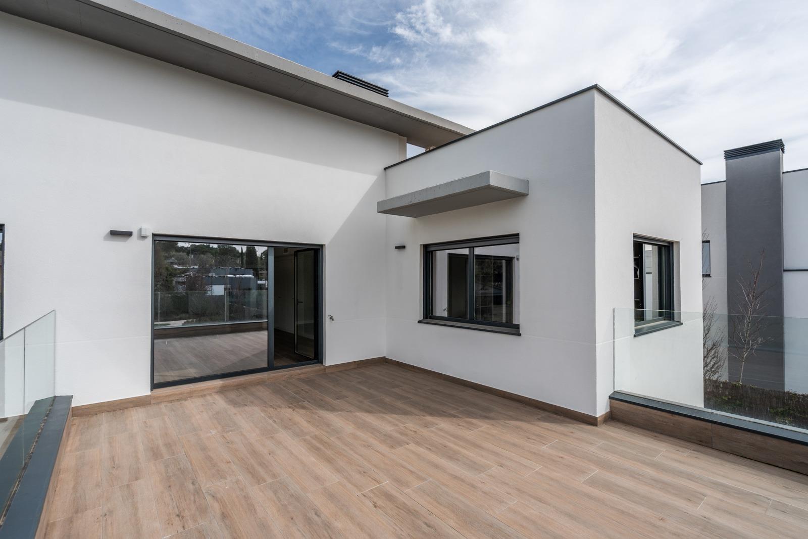 ^**^ESPECTACULAR VILLA DE LUJO DE DISEÑO CONTEMPORÁNEO EN LA PRADERA DE VILLAFRANCA DEL CASTILLO^**^  Presentamos una joya arquitectónica única, casi a estrenar, en una de las zonas más codiciada