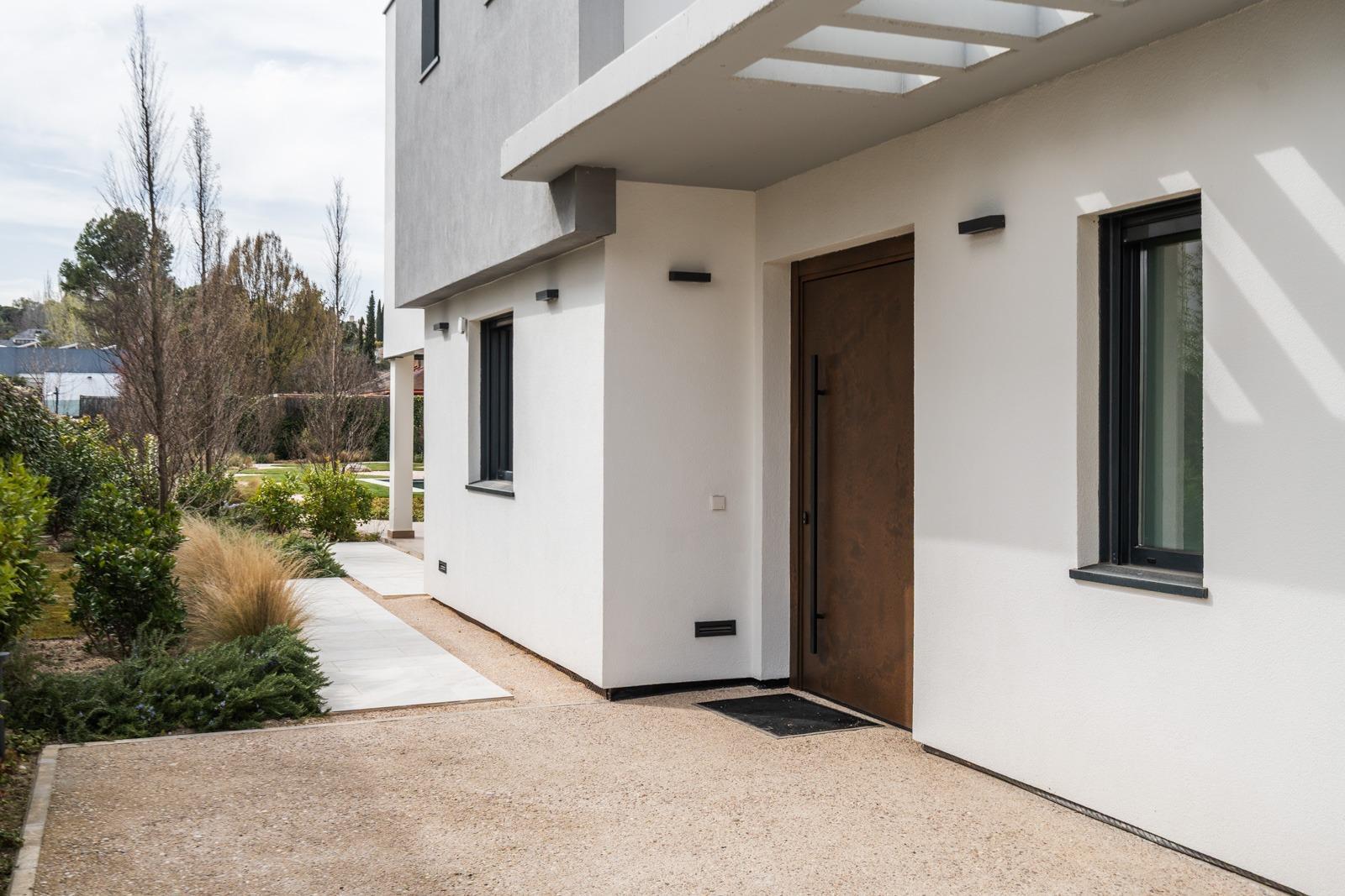 ^**^ESPECTACULAR VILLA DE LUJO DE DISEÑO CONTEMPORÁNEO EN LA PRADERA DE VILLAFRANCA DEL CASTILLO^**^  Presentamos una joya arquitectónica única, casi a estrenar, en una de las zonas más codiciada