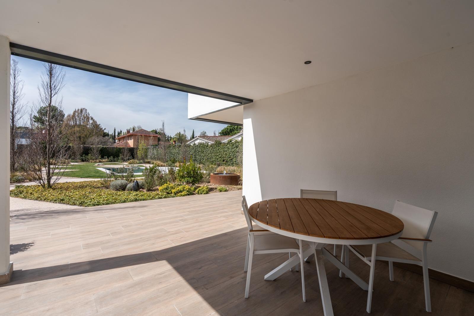 ^**^ESPECTACULAR VILLA DE LUJO DE DISEÑO CONTEMPORÁNEO EN LA PRADERA DE VILLAFRANCA DEL CASTILLO^**^  Presentamos una joya arquitectónica única, casi a estrenar, en una de las zonas más codiciada