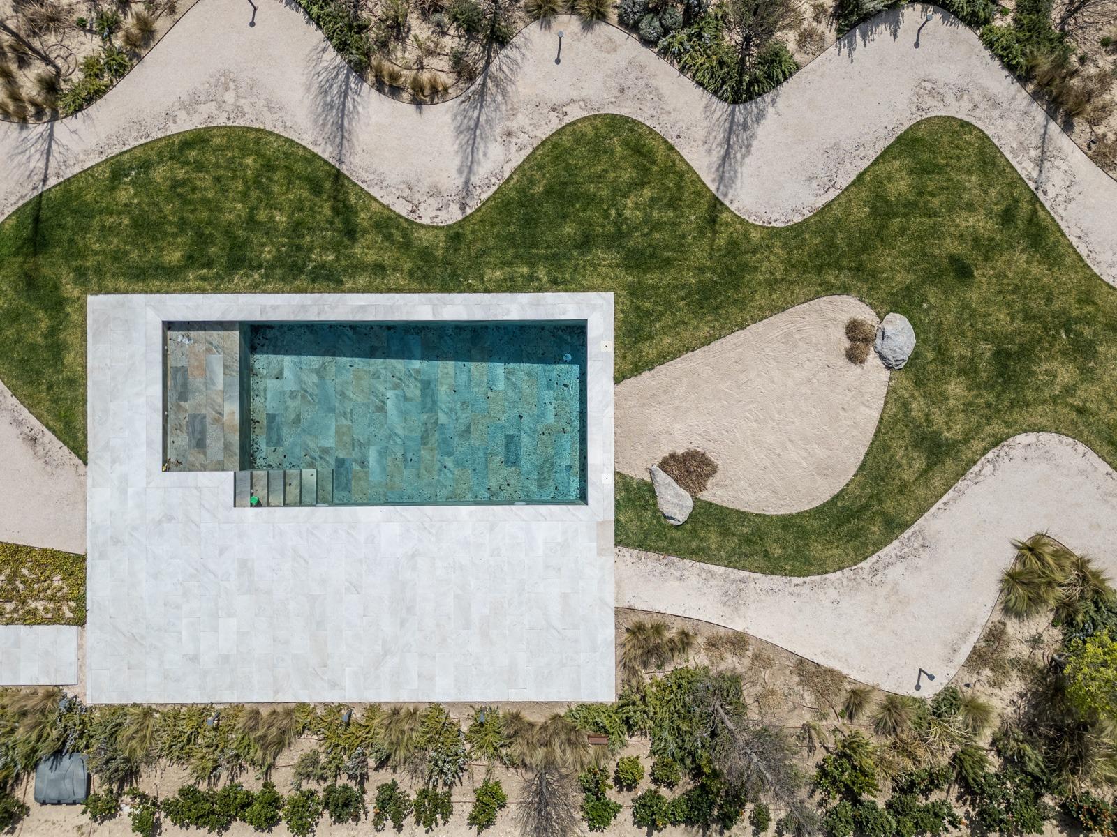 ^**^ESPECTACULAR VILLA DE LUJO DE DISEÑO CONTEMPORÁNEO EN LA PRADERA DE VILLAFRANCA DEL CASTILLO^**^  Presentamos una joya arquitectónica única, casi a estrenar, en una de las zonas más codiciada