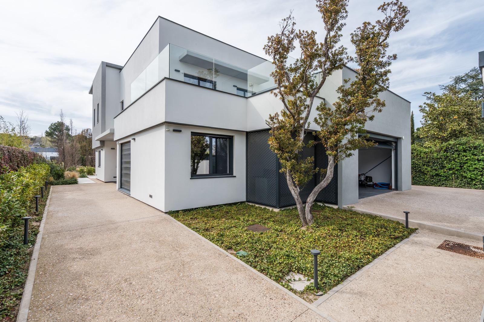 ^**^ESPECTACULAR VILLA DE LUJO DE DISEÑO CONTEMPORÁNEO EN LA PRADERA DE VILLAFRANCA DEL CASTILLO^**^  Presentamos una joya arquitectónica única, casi a estrenar, en una de las zonas más codiciada