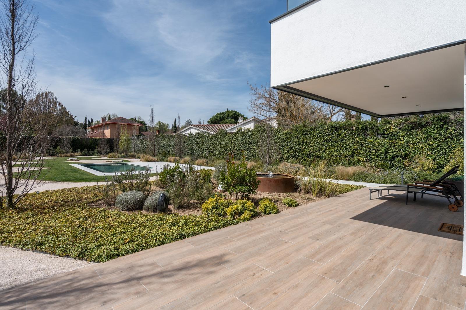 ^**^ESPECTACULAR VILLA DE LUJO DE DISEÑO CONTEMPORÁNEO EN LA PRADERA DE VILLAFRANCA DEL CASTILLO^**^  Presentamos una joya arquitectónica única, casi a estrenar, en una de las zonas más codiciada