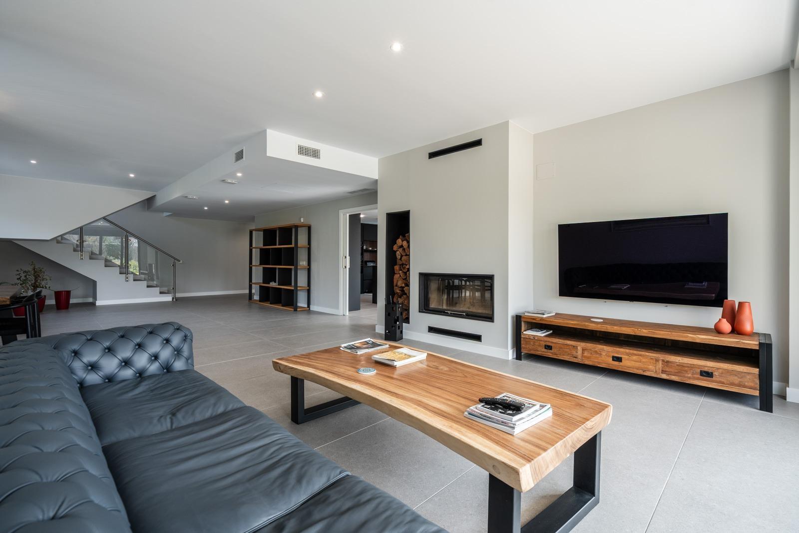 ^**^ESPECTACULAR VILLA DE LUJO DE DISEÑO CONTEMPORÁNEO EN LA PRADERA DE VILLAFRANCA DEL CASTILLO^**^  Presentamos una joya arquitectónica única, casi a estrenar, en una de las zonas más codiciada