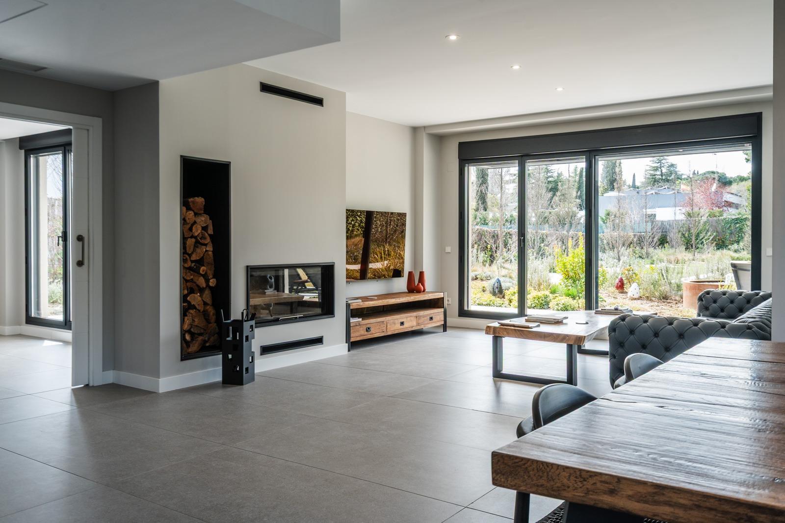 ^**^ESPECTACULAR VILLA DE LUJO DE DISEÑO CONTEMPORÁNEO EN LA PRADERA DE VILLAFRANCA DEL CASTILLO^**^  Presentamos una joya arquitectónica única, casi a estrenar, en una de las zonas más codiciada