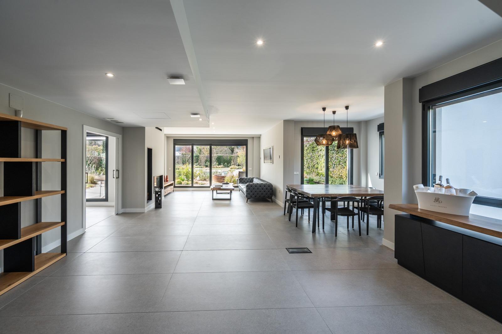 ^**^ESPECTACULAR VILLA DE LUJO DE DISEÑO CONTEMPORÁNEO EN LA PRADERA DE VILLAFRANCA DEL CASTILLO^**^  Presentamos una joya arquitectónica única, casi a estrenar, en una de las zonas más codiciada