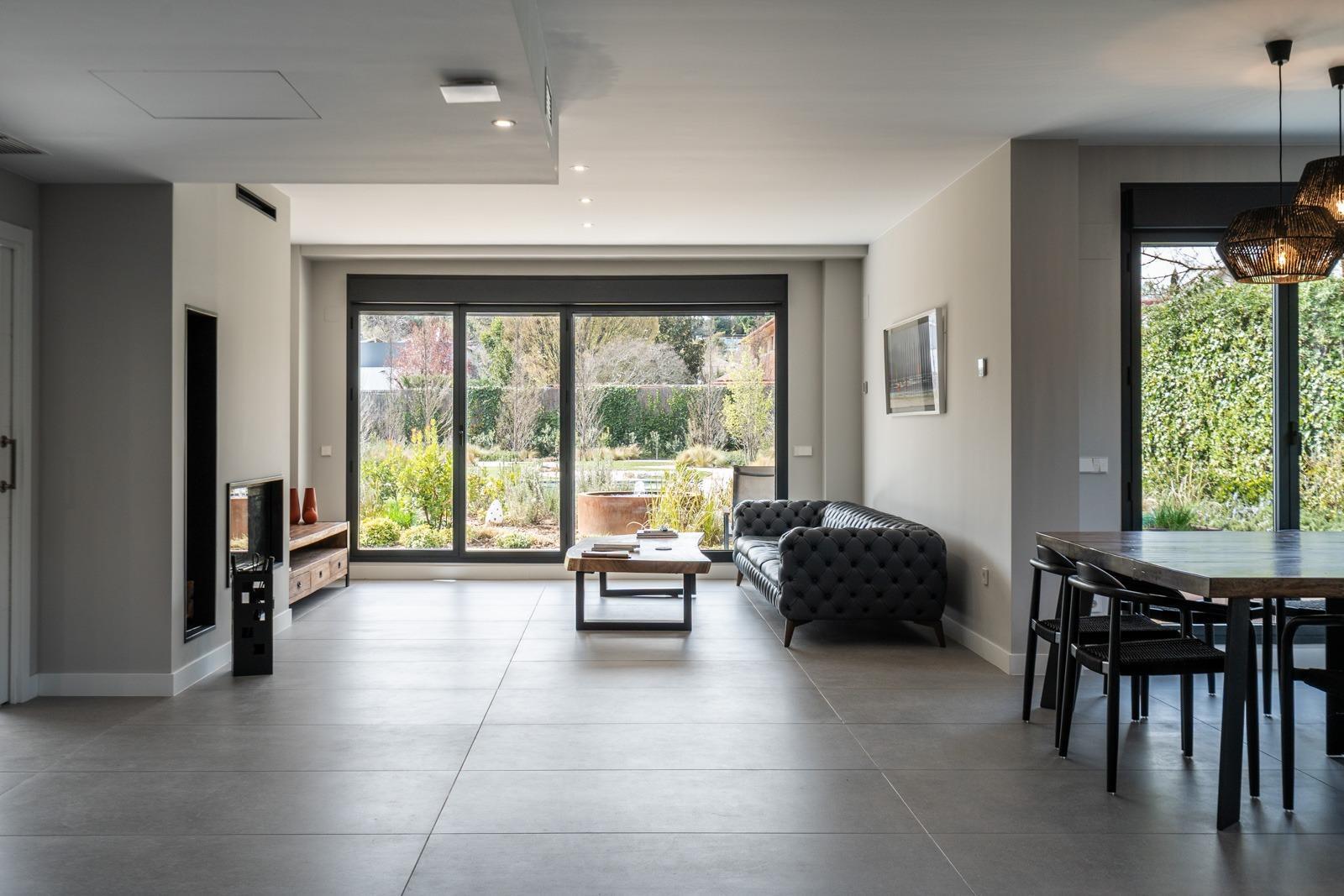 ^**^ESPECTACULAR VILLA DE LUJO DE DISEÑO CONTEMPORÁNEO EN LA PRADERA DE VILLAFRANCA DEL CASTILLO^**^  Presentamos una joya arquitectónica única, casi a estrenar, en una de las zonas más codiciada