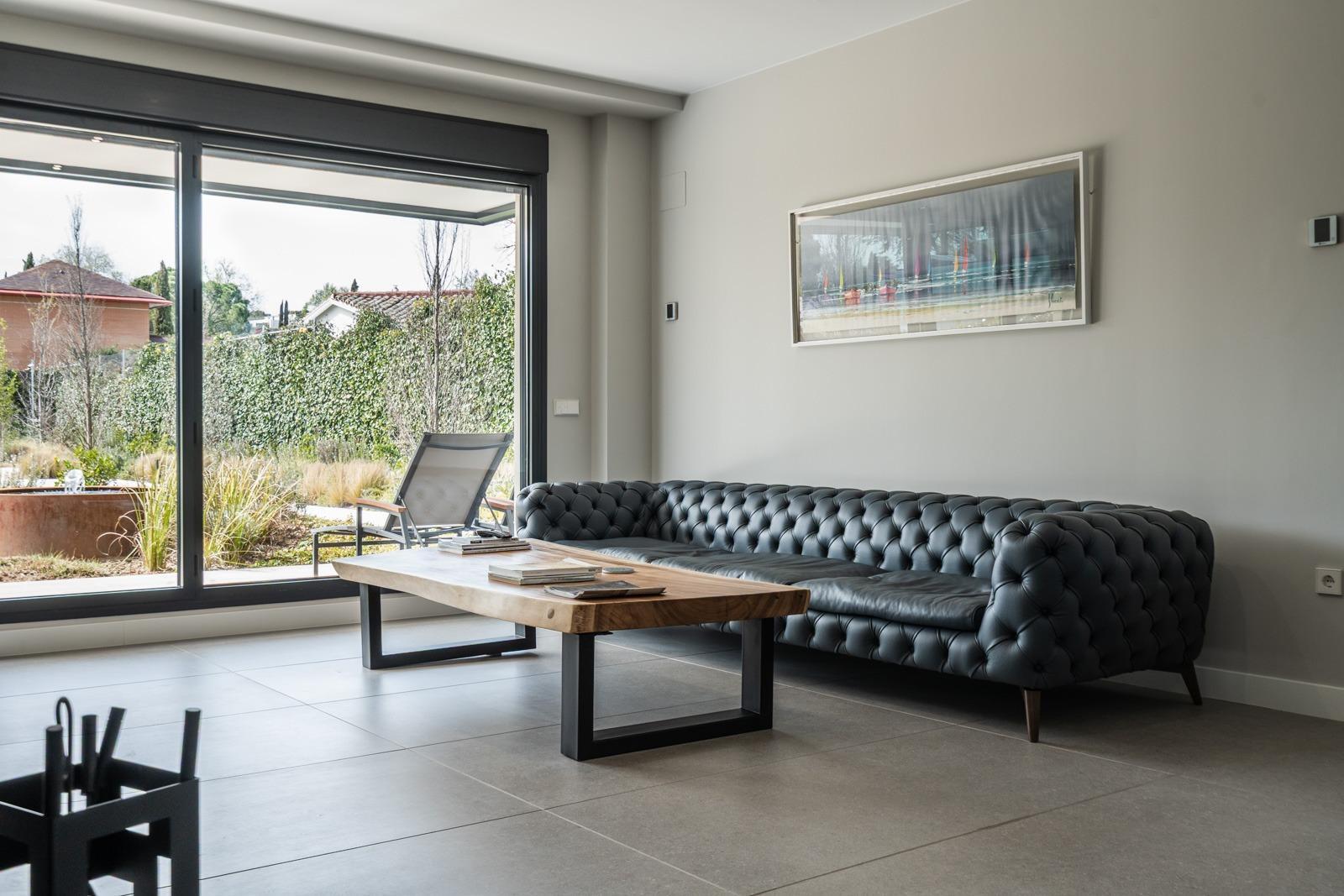^**^ESPECTACULAR VILLA DE LUJO DE DISEÑO CONTEMPORÁNEO EN LA PRADERA DE VILLAFRANCA DEL CASTILLO^**^  Presentamos una joya arquitectónica única, casi a estrenar, en una de las zonas más codiciada