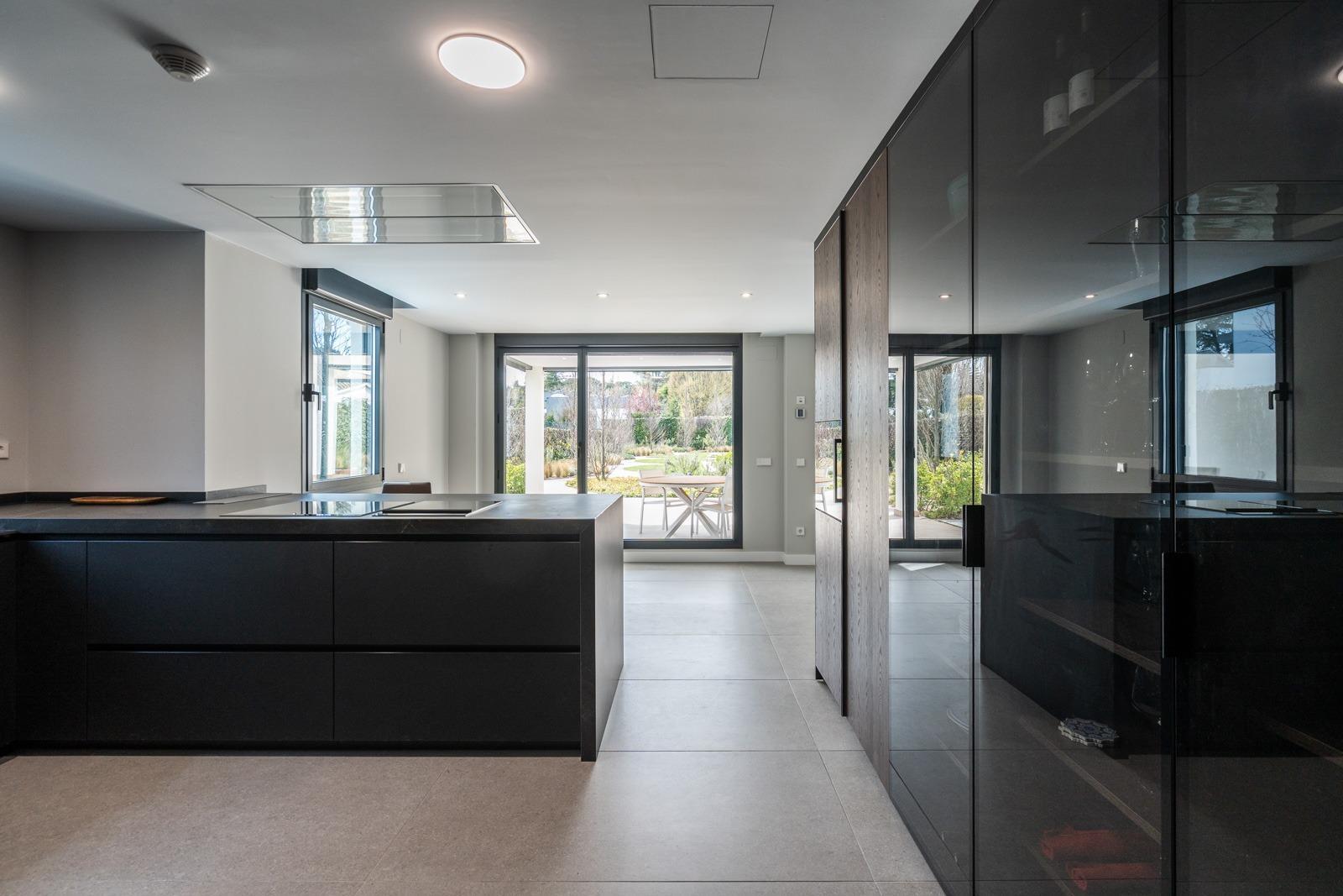 ^**^ESPECTACULAR VILLA DE LUJO DE DISEÑO CONTEMPORÁNEO EN LA PRADERA DE VILLAFRANCA DEL CASTILLO^**^  Presentamos una joya arquitectónica única, casi a estrenar, en una de las zonas más codiciada