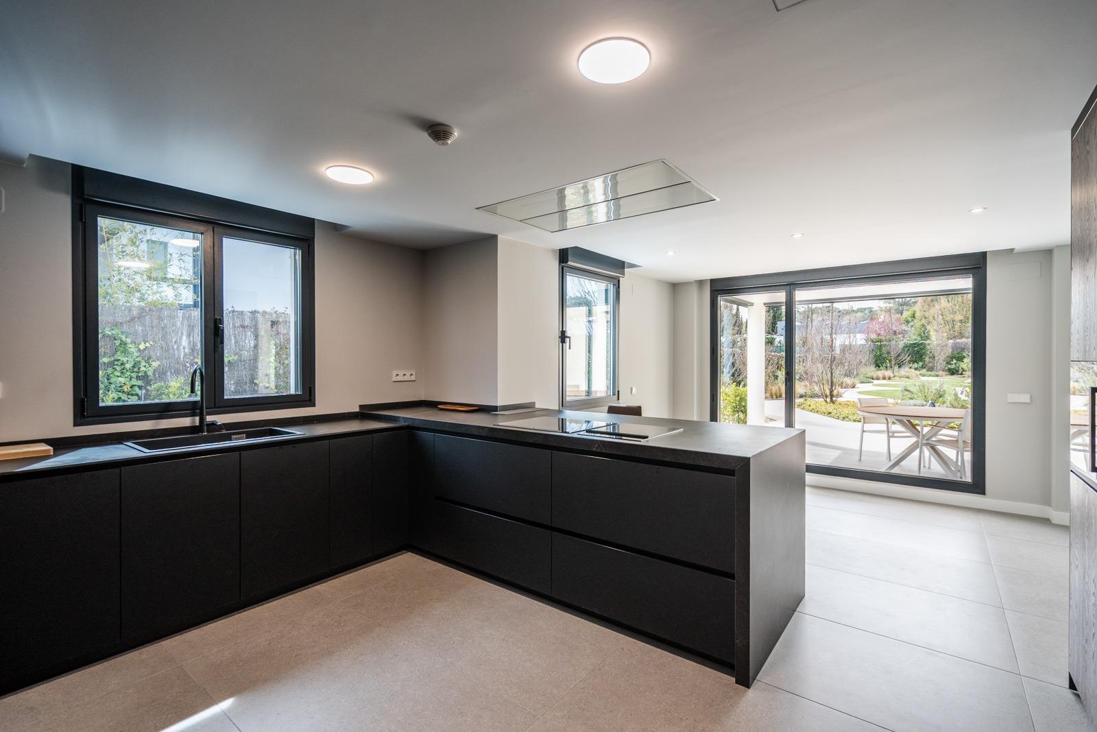 ^**^ESPECTACULAR VILLA DE LUJO DE DISEÑO CONTEMPORÁNEO EN LA PRADERA DE VILLAFRANCA DEL CASTILLO^**^  Presentamos una joya arquitectónica única, casi a estrenar, en una de las zonas más codiciada