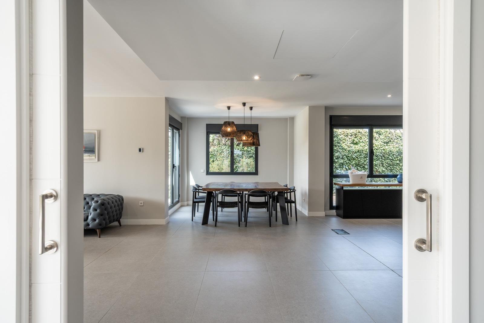 ^**^ESPECTACULAR VILLA DE LUJO DE DISEÑO CONTEMPORÁNEO EN LA PRADERA DE VILLAFRANCA DEL CASTILLO^**^  Presentamos una joya arquitectónica única, casi a estrenar, en una de las zonas más codiciada