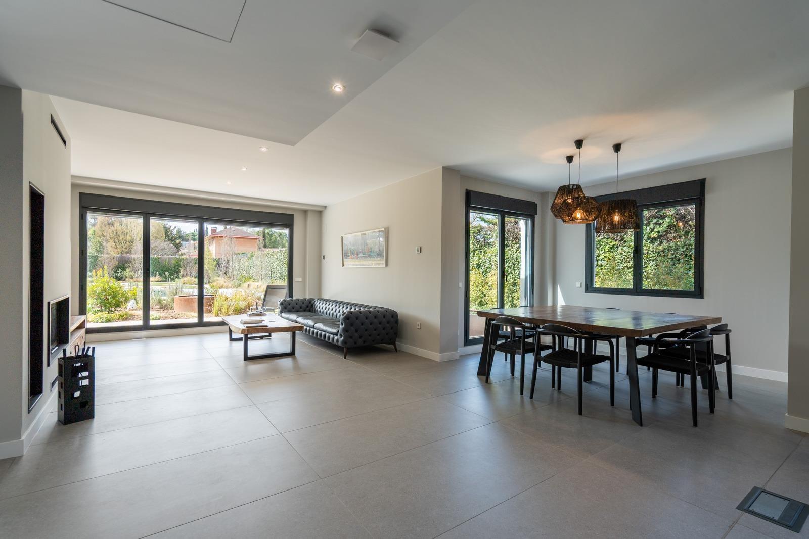^**^ESPECTACULAR VILLA DE LUJO DE DISEÑO CONTEMPORÁNEO EN LA PRADERA DE VILLAFRANCA DEL CASTILLO^**^  Presentamos una joya arquitectónica única, casi a estrenar, en una de las zonas más codiciada