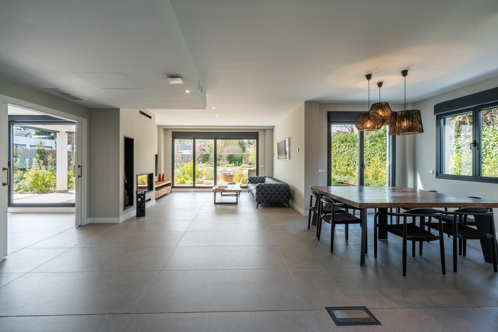 ^**^ESPECTACULAR VILLA DE LUJO DE DISEÑO CONTEMPORÁNEO EN LA PRADERA DE VILLAFRANCA DEL CASTILLO^**^  Presentamos una joya arquitectónica única, casi a estrenar, en una de las zonas más codiciada