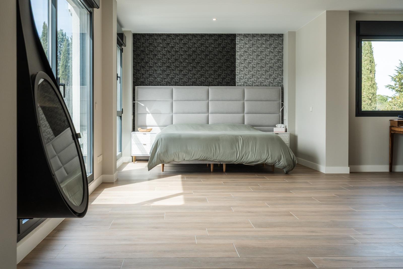 ^**^ESPECTACULAR VILLA DE LUJO DE DISEÑO CONTEMPORÁNEO EN LA PRADERA DE VILLAFRANCA DEL CASTILLO^**^  Presentamos una joya arquitectónica única, casi a estrenar, en una de las zonas más codiciada