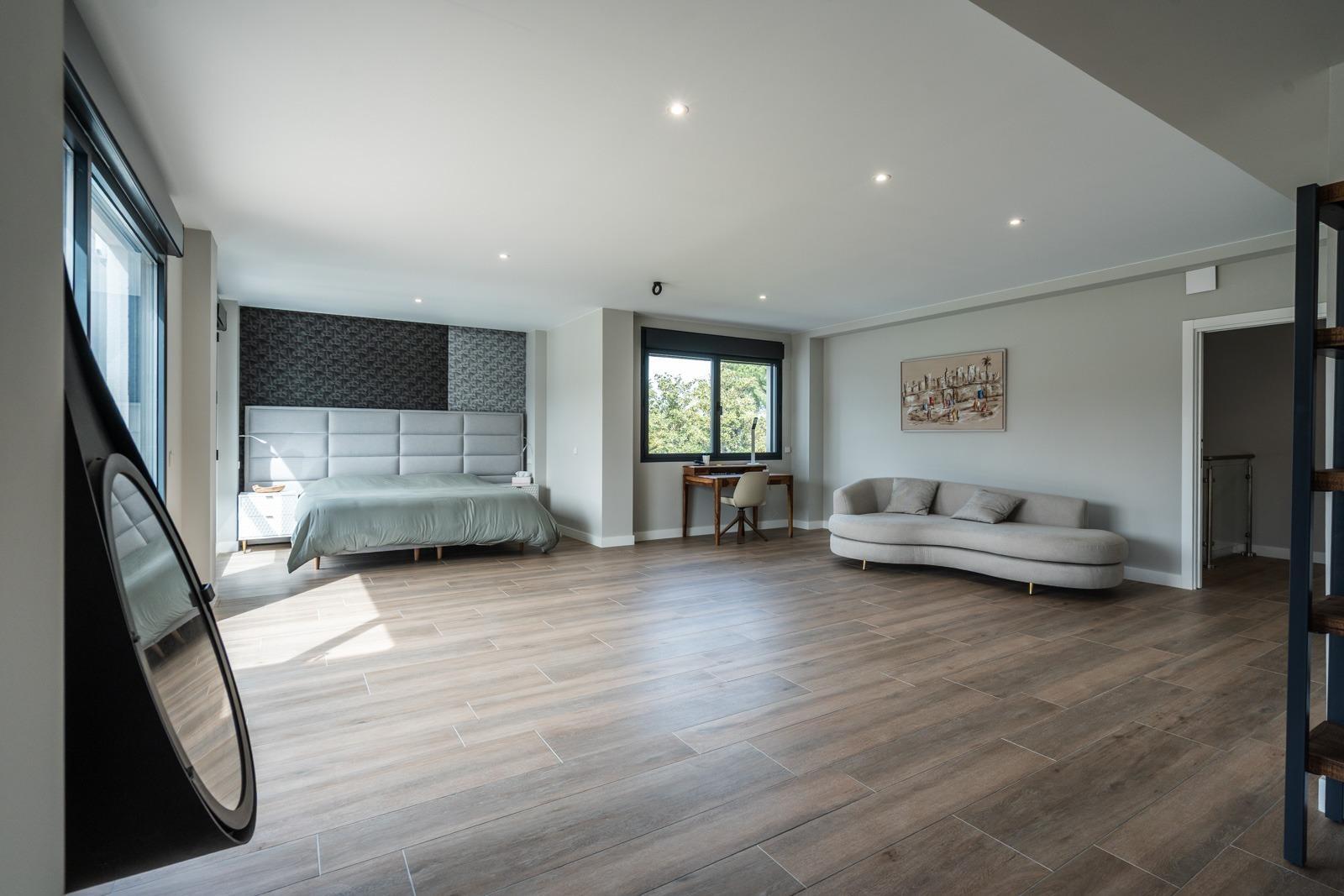 ^**^ESPECTACULAR VILLA DE LUJO DE DISEÑO CONTEMPORÁNEO EN LA PRADERA DE VILLAFRANCA DEL CASTILLO^**^  Presentamos una joya arquitectónica única, casi a estrenar, en una de las zonas más codiciada