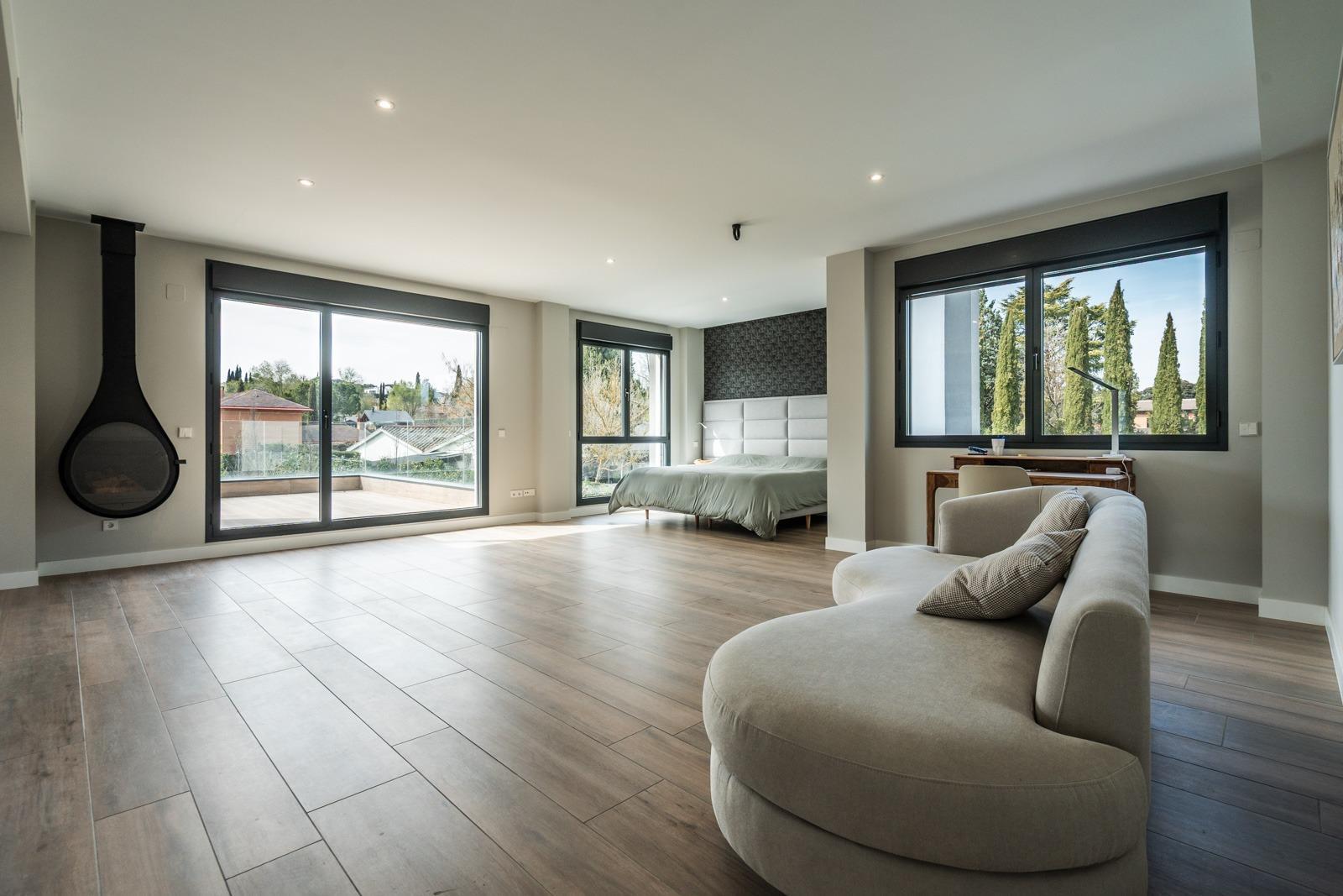 ^**^ESPECTACULAR VILLA DE LUJO DE DISEÑO CONTEMPORÁNEO EN LA PRADERA DE VILLAFRANCA DEL CASTILLO^**^  Presentamos una joya arquitectónica única, casi a estrenar, en una de las zonas más codiciada