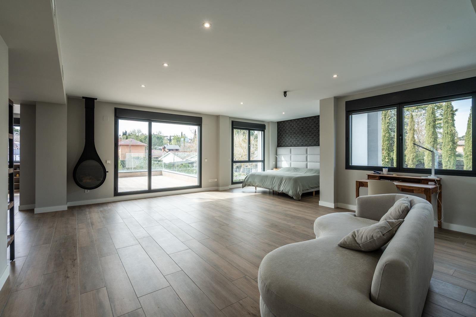 ^**^ESPECTACULAR VILLA DE LUJO DE DISEÑO CONTEMPORÁNEO EN LA PRADERA DE VILLAFRANCA DEL CASTILLO^**^  Presentamos una joya arquitectónica única, casi a estrenar, en una de las zonas más codiciada
