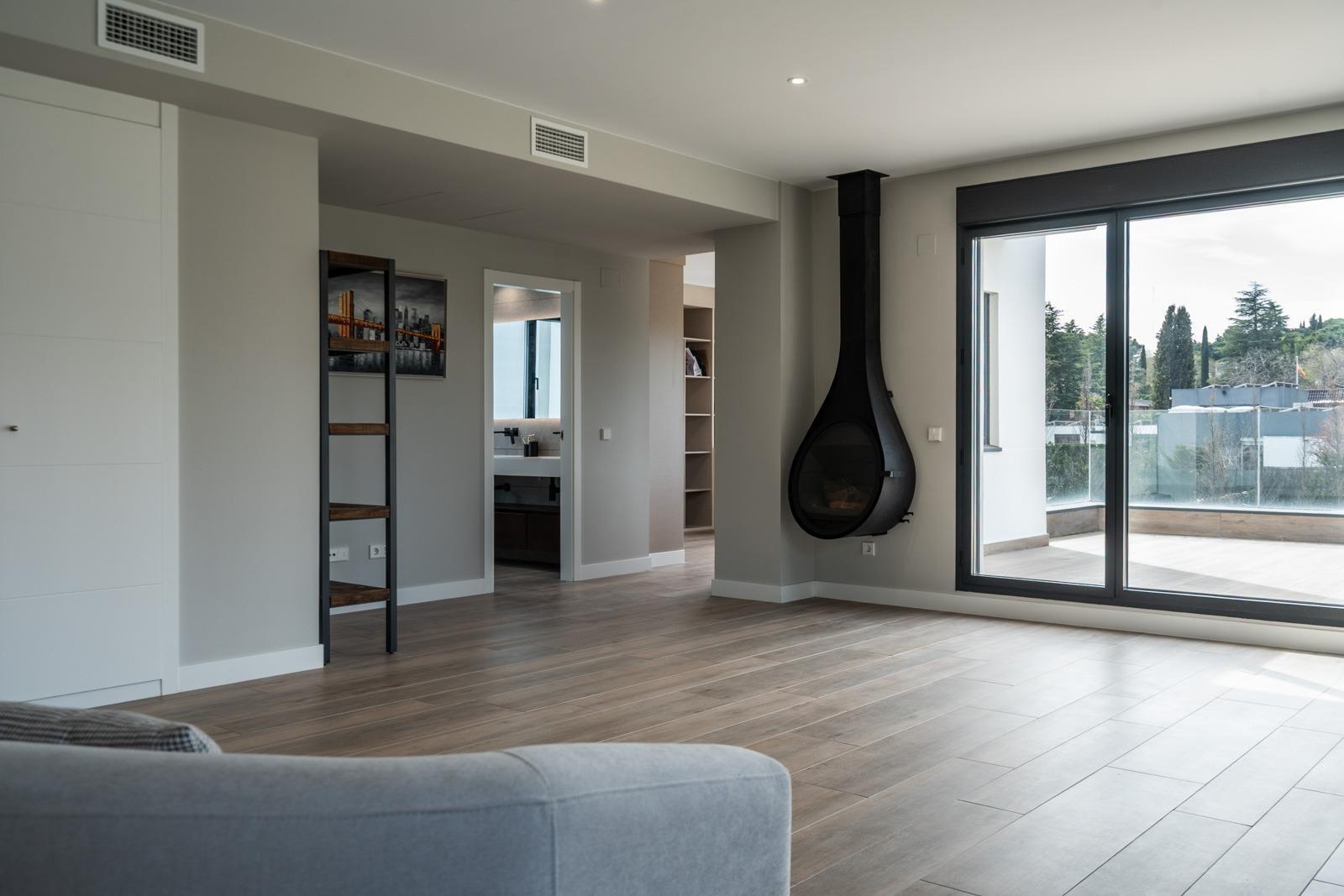 ^**^ESPECTACULAR VILLA DE LUJO DE DISEÑO CONTEMPORÁNEO EN LA PRADERA DE VILLAFRANCA DEL CASTILLO^**^  Presentamos una joya arquitectónica única, casi a estrenar, en una de las zonas más codiciada