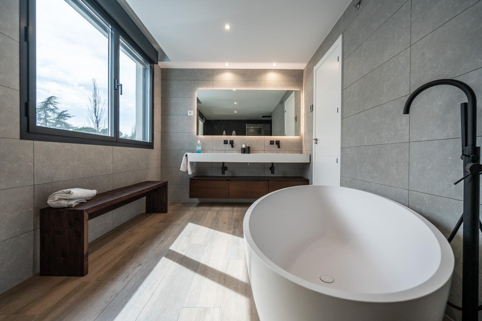 ^**^ESPECTACULAR VILLA DE LUJO DE DISEÑO CONTEMPORÁNEO EN LA PRADERA DE VILLAFRANCA DEL CASTILLO^**^  Presentamos una joya arquitectónica única, casi a estrenar, en una de las zonas más codiciada