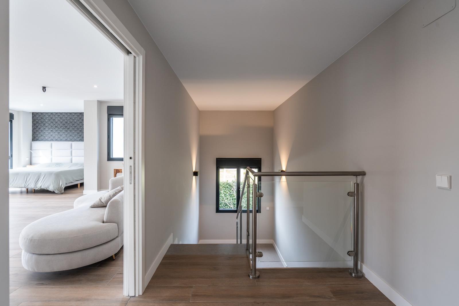 ^**^ESPECTACULAR VILLA DE LUJO DE DISEÑO CONTEMPORÁNEO EN LA PRADERA DE VILLAFRANCA DEL CASTILLO^**^  Presentamos una joya arquitectónica única, casi a estrenar, en una de las zonas más codiciada