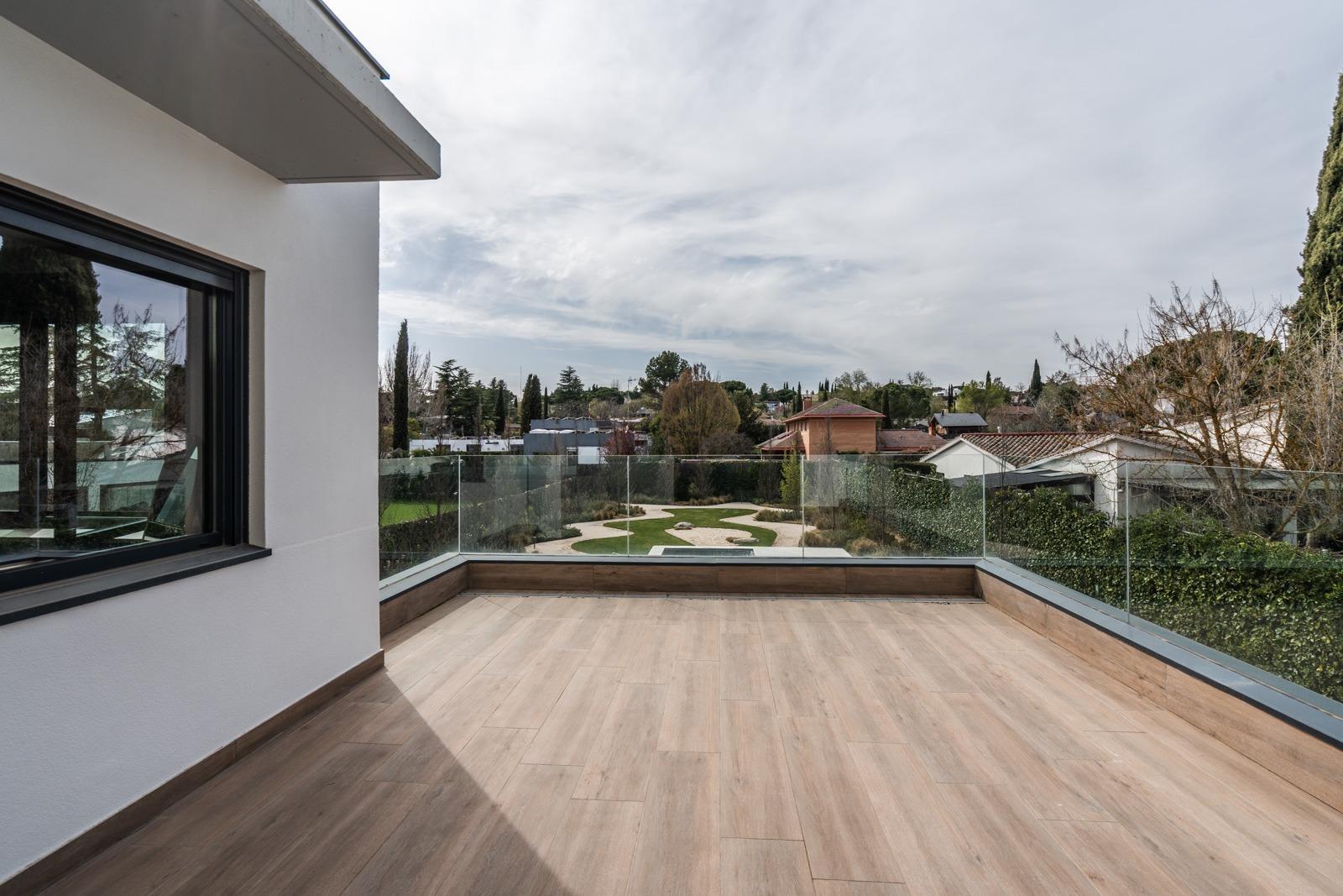 ^**^ESPECTACULAR VILLA DE LUJO DE DISEÑO CONTEMPORÁNEO EN LA PRADERA DE VILLAFRANCA DEL CASTILLO^**^  Presentamos una joya arquitectónica única, casi a estrenar, en una de las zonas más codiciada