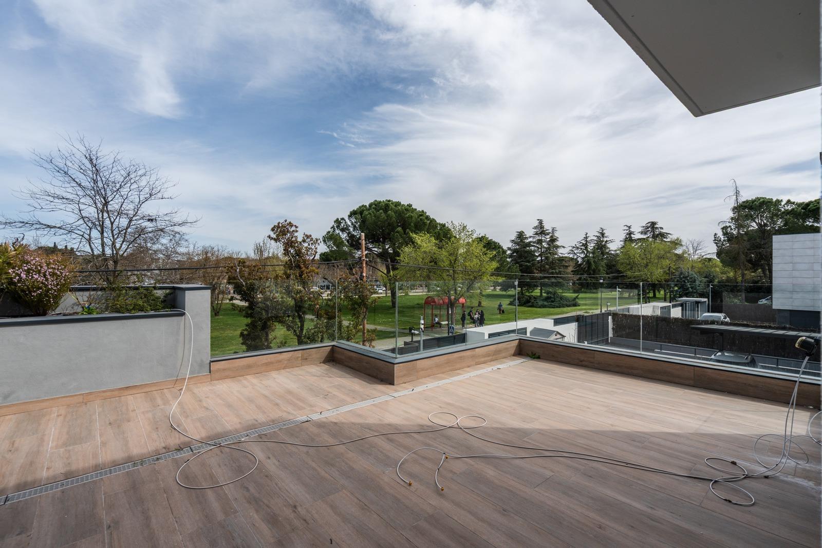 ^**^ESPECTACULAR VILLA DE LUJO DE DISEÑO CONTEMPORÁNEO EN LA PRADERA DE VILLAFRANCA DEL CASTILLO^**^  Presentamos una joya arquitectónica única, casi a estrenar, en una de las zonas más codiciada