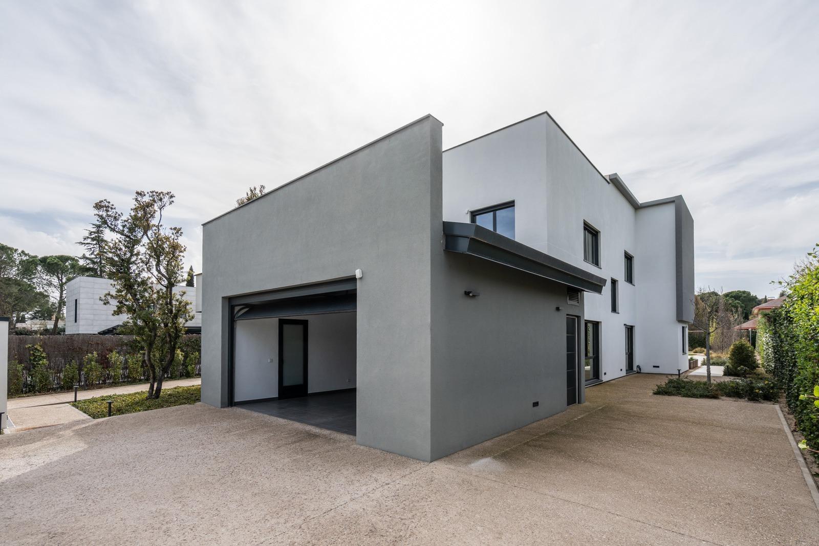 ^**^ESPECTACULAR VILLA DE LUJO DE DISEÑO CONTEMPORÁNEO EN LA PRADERA DE VILLAFRANCA DEL CASTILLO^**^  Presentamos una joya arquitectónica única, casi a estrenar, en una de las zonas más codiciada