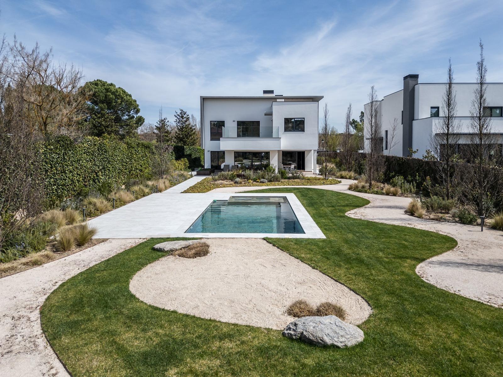 ^**^ESPECTACULAR VILLA DE LUJO DE DISEÑO CONTEMPORÁNEO EN LA PRADERA DE VILLAFRANCA DEL CASTILLO^**^  Presentamos una joya arquitectónica única, casi a estrenar, en una de las zonas más codiciada