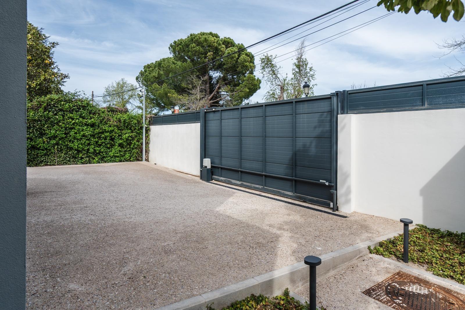 ^**^ESPECTACULAR VILLA DE LUJO DE DISEÑO CONTEMPORÁNEO EN LA PRADERA DE VILLAFRANCA DEL CASTILLO^**^  Presentamos una joya arquitectónica única, casi a estrenar, en una de las zonas más codiciada