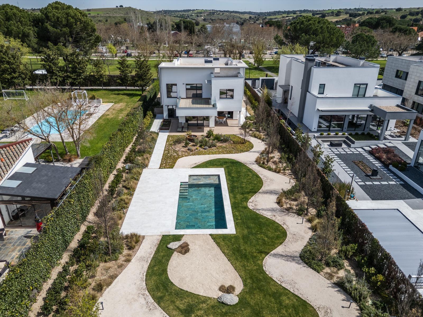 ^**^ESPECTACULAR VILLA DE LUJO DE DISEÑO CONTEMPORÁNEO EN LA PRADERA DE VILLAFRANCA DEL CASTILLO^**^  Presentamos una joya arquitectónica única, casi a estrenar, en una de las zonas más codiciada