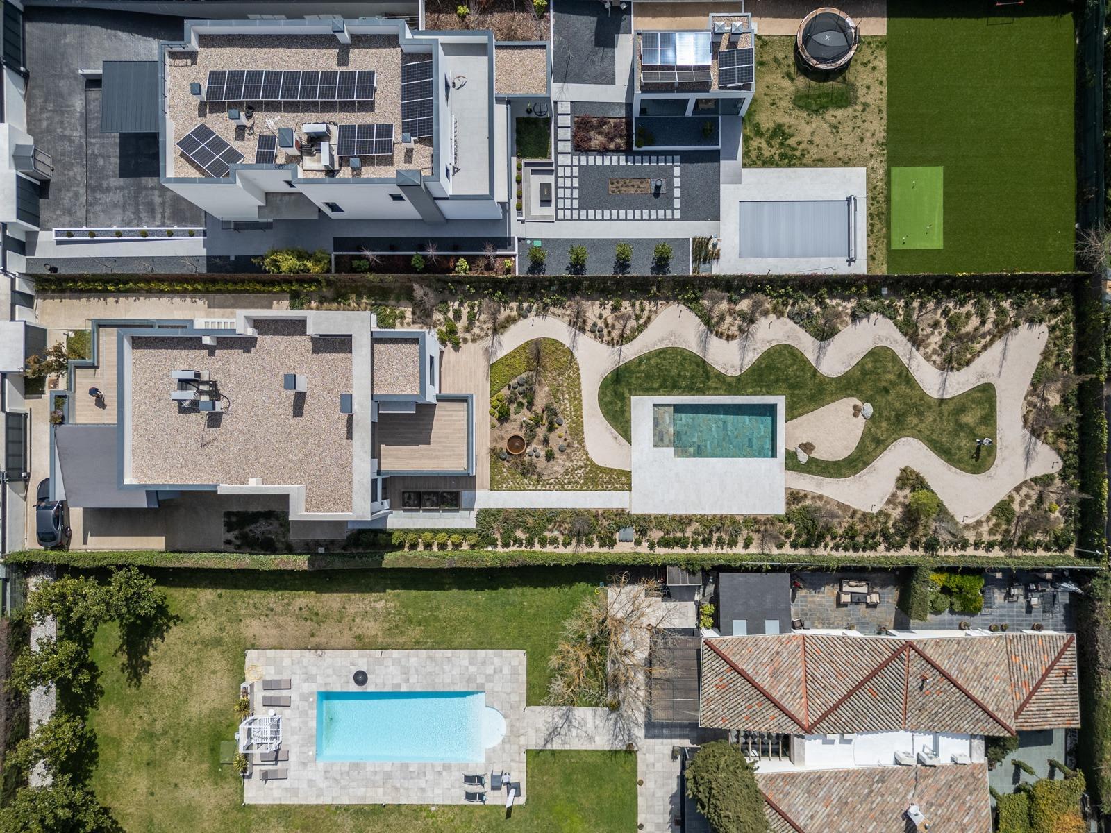 ^**^ESPECTACULAR VILLA DE LUJO DE DISEÑO CONTEMPORÁNEO EN LA PRADERA DE VILLAFRANCA DEL CASTILLO^**^  Presentamos una joya arquitectónica única, casi a estrenar, en una de las zonas más codiciada