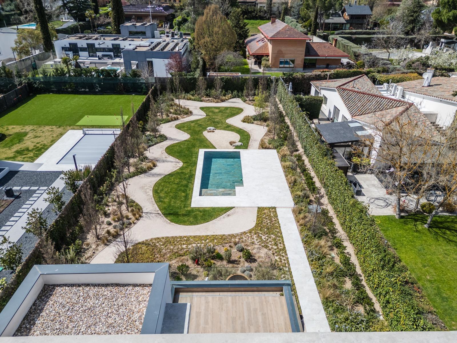 ^**^ESPECTACULAR VILLA DE LUJO DE DISEÑO CONTEMPORÁNEO EN LA PRADERA DE VILLAFRANCA DEL CASTILLO^**^  Presentamos una joya arquitectónica única, casi a estrenar, en una de las zonas más codiciada