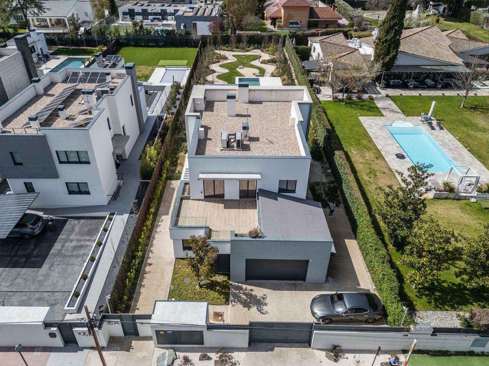 ^**^ESPECTACULAR VILLA DE LUJO DE DISEÑO CONTEMPORÁNEO EN LA PRADERA DE VILLAFRANCA DEL CASTILLO^**^  Presentamos una joya arquitectónica única, casi a estrenar, en una de las zonas más codiciada