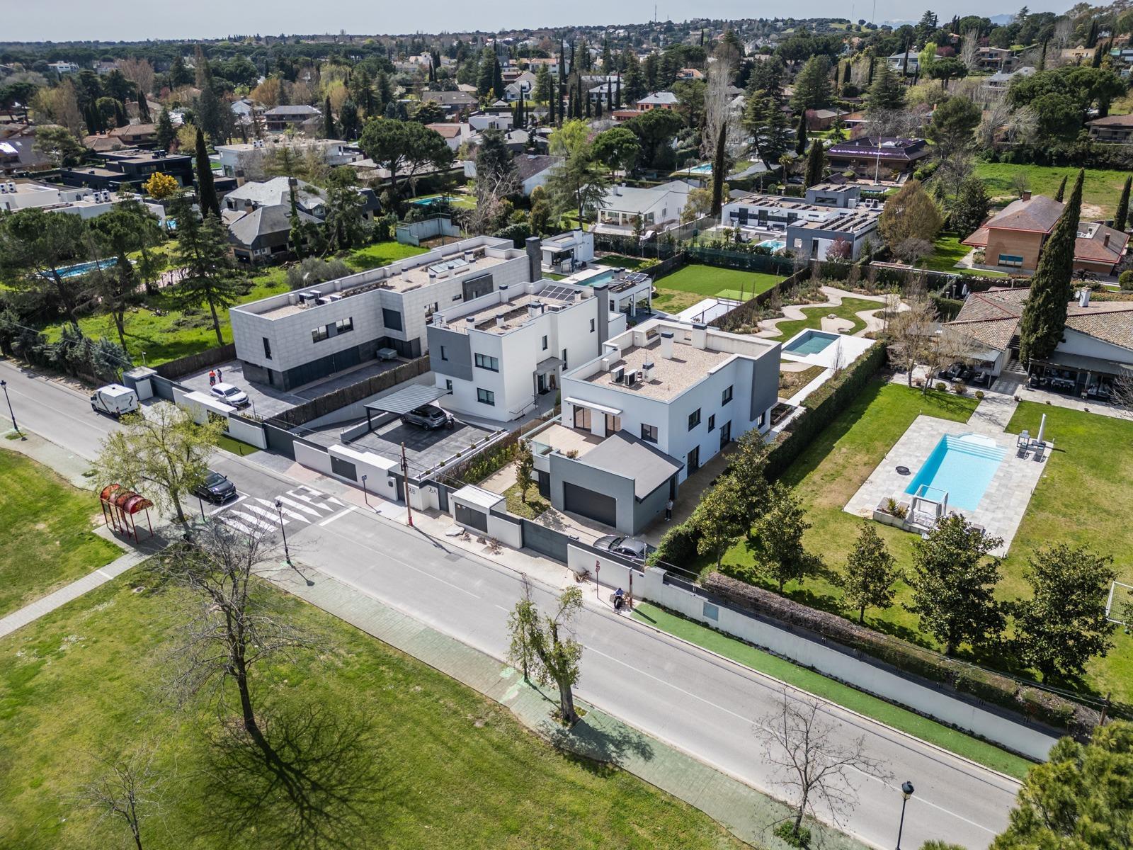 ^**^ESPECTACULAR VILLA DE LUJO DE DISEÑO CONTEMPORÁNEO EN LA PRADERA DE VILLAFRANCA DEL CASTILLO^**^  Presentamos una joya arquitectónica única, casi a estrenar, en una de las zonas más codiciada