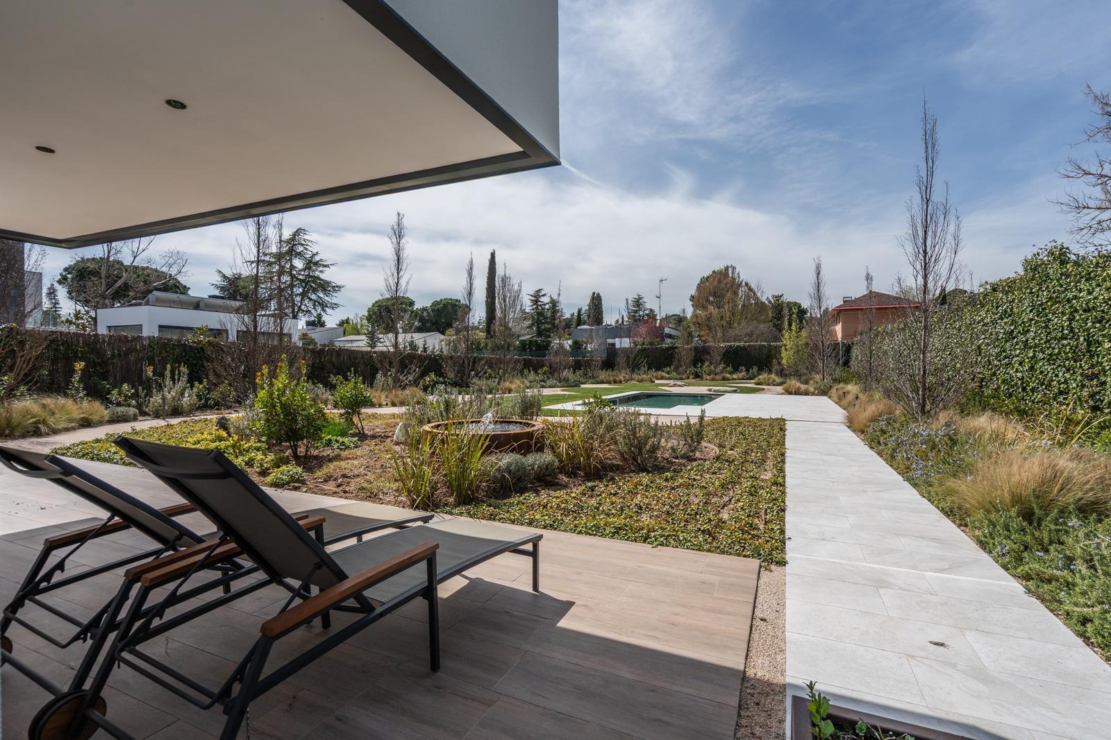 ^**^ESPECTACULAR VILLA DE LUJO DE DISEÑO CONTEMPORÁNEO EN LA PRADERA DE VILLAFRANCA DEL CASTILLO^**^  Presentamos una joya arquitectónica única, casi a estrenar, en una de las zonas más codiciada