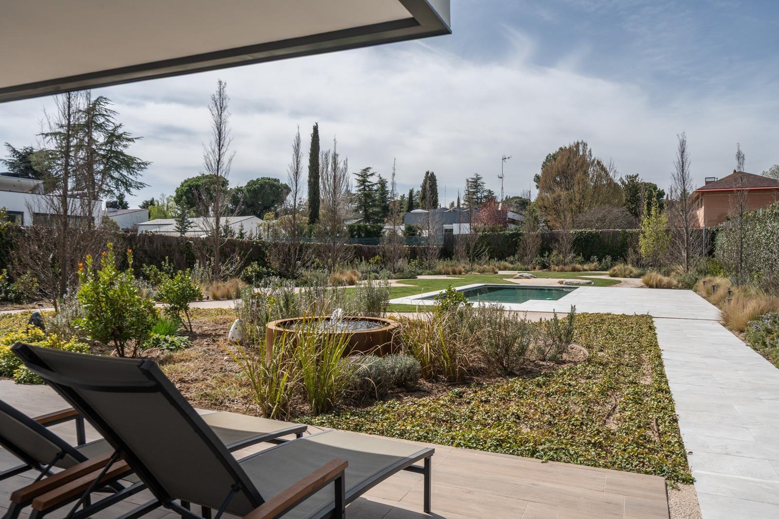 ^**^ESPECTACULAR VILLA DE LUJO DE DISEÑO CONTEMPORÁNEO EN LA PRADERA DE VILLAFRANCA DEL CASTILLO^**^  Presentamos una joya arquitectónica única, casi a estrenar, en una de las zonas más codiciada