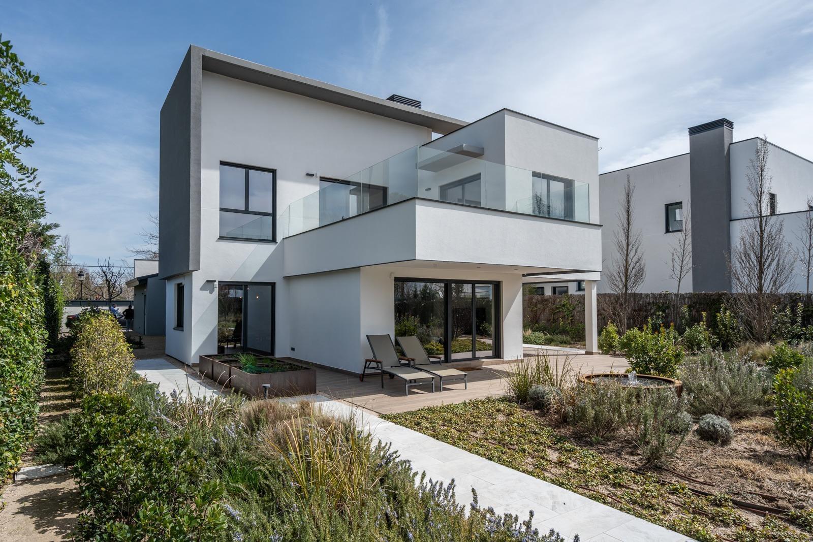 ^**^ESPECTACULAR VILLA DE LUJO DE DISEÑO CONTEMPORÁNEO EN LA PRADERA DE VILLAFRANCA DEL CASTILLO^**^  Presentamos una joya arquitectónica única, casi a estrenar, en una de las zonas más codiciada