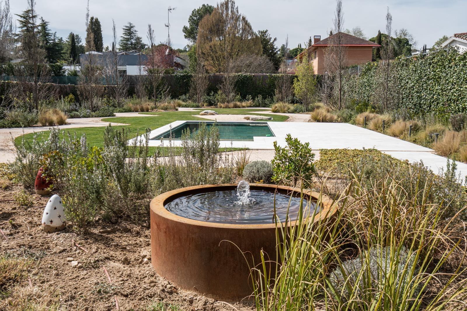 ^**^ESPECTACULAR VILLA DE LUJO DE DISEÑO CONTEMPORÁNEO EN LA PRADERA DE VILLAFRANCA DEL CASTILLO^**^  Presentamos una joya arquitectónica única, casi a estrenar, en una de las zonas más codiciada