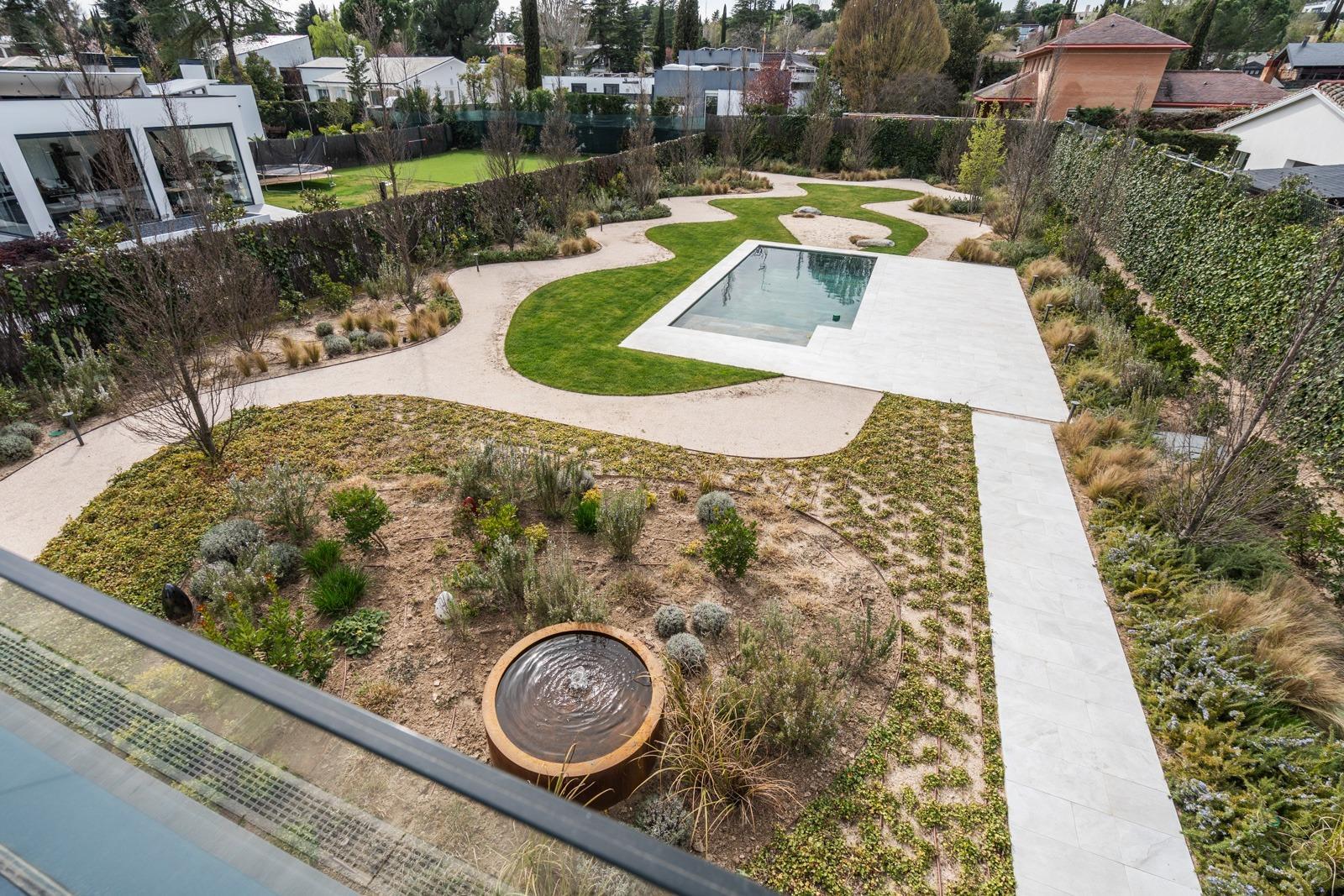 ^**^ESPECTACULAR VILLA DE LUJO DE DISEÑO CONTEMPORÁNEO EN LA PRADERA DE VILLAFRANCA DEL CASTILLO^**^  Presentamos una joya arquitectónica única, casi a estrenar, en una de las zonas más codiciada