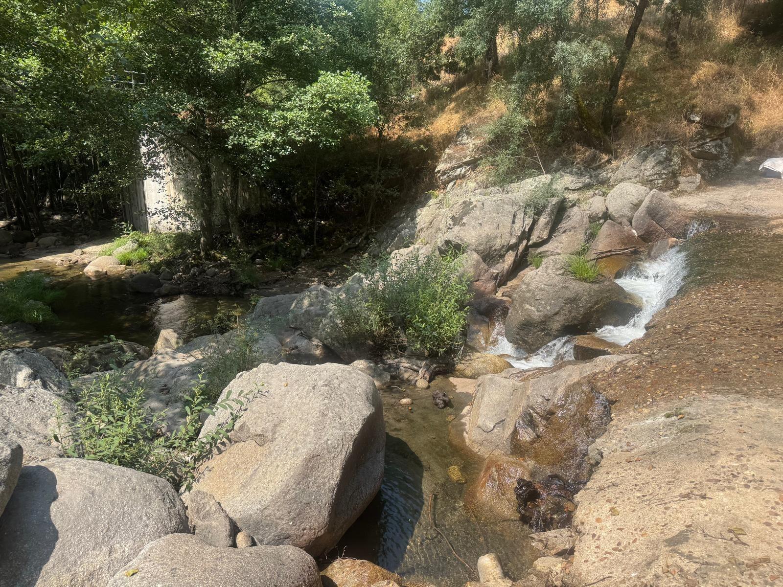 ^^EN VENTA ESTUPENDO CHALET ADOSADO TOTALMENTE REFORMADO EN LANZAHITA, ÁVILA^**^ Descubre esta magnífica vivienda donde podrás disfrutar de la tranquilidad, la naturaleza y la calidad de vida que o