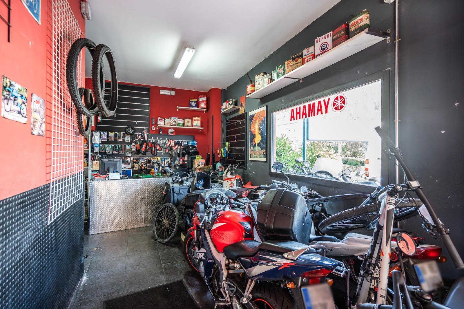 ^**^ESPECTACULAR LOCAL EN VENTA EN ZONA CÉNTRICA DE MAJADAHONDA^**^  Se ofrece en venta este estupendo local comercial de 136 metros cuadrados distribuidos en dos plantas, con una superficie de 68 me