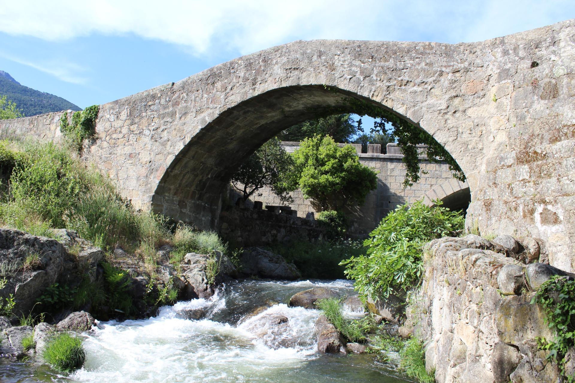 ^^EN VENTA ESTUPENDO CHALET ADOSADO TOTALMENTE REFORMADO EN LANZAHITA, ÁVILA^**^ Descubre esta magnífica vivienda donde podrás disfrutar de la tranquilidad, la naturaleza y la calidad de vida que o
