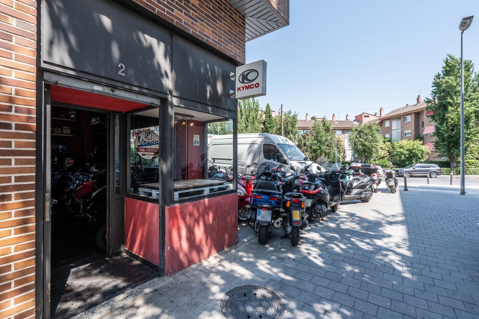 ^**^ESPECTACULAR LOCAL EN VENTA EN ZONA CÉNTRICA DE MAJADAHONDA^**^  Se ofrece en venta este estupendo local comercial de 136 metros cuadrados distribuidos en dos plantas, con una superficie de 68 me
