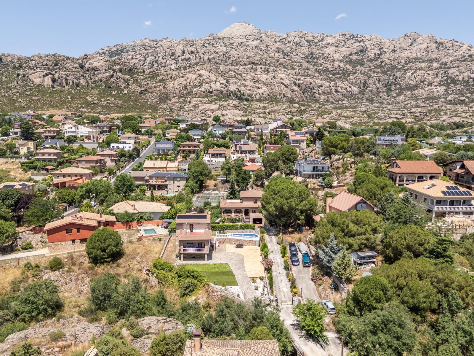 BONITO CHALET INDEPENDIENTE EN MANZANARES EL REAL CON PARCELA DE 839 M² Se ofrece este atractivo chalet individual de tres plantas sobre una amplia parcela de 839 m², con una superficie construida d
