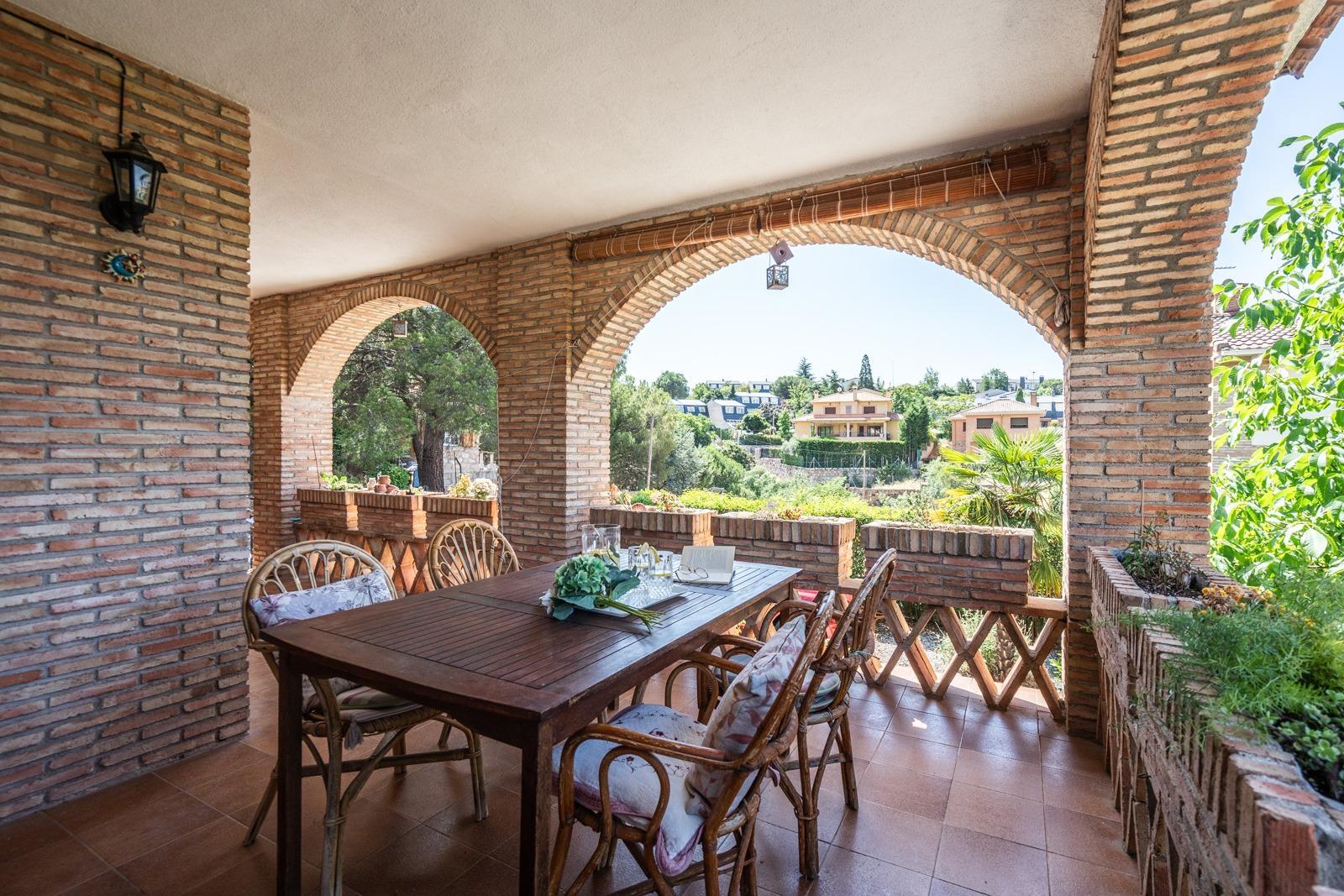 BONITO CHALET INDEPENDIENTE EN MANZANARES EL REAL CON PARCELA DE 839 M² Se ofrece este atractivo chalet individual de tres plantas sobre una amplia parcela de 839 m², con una superficie construida d