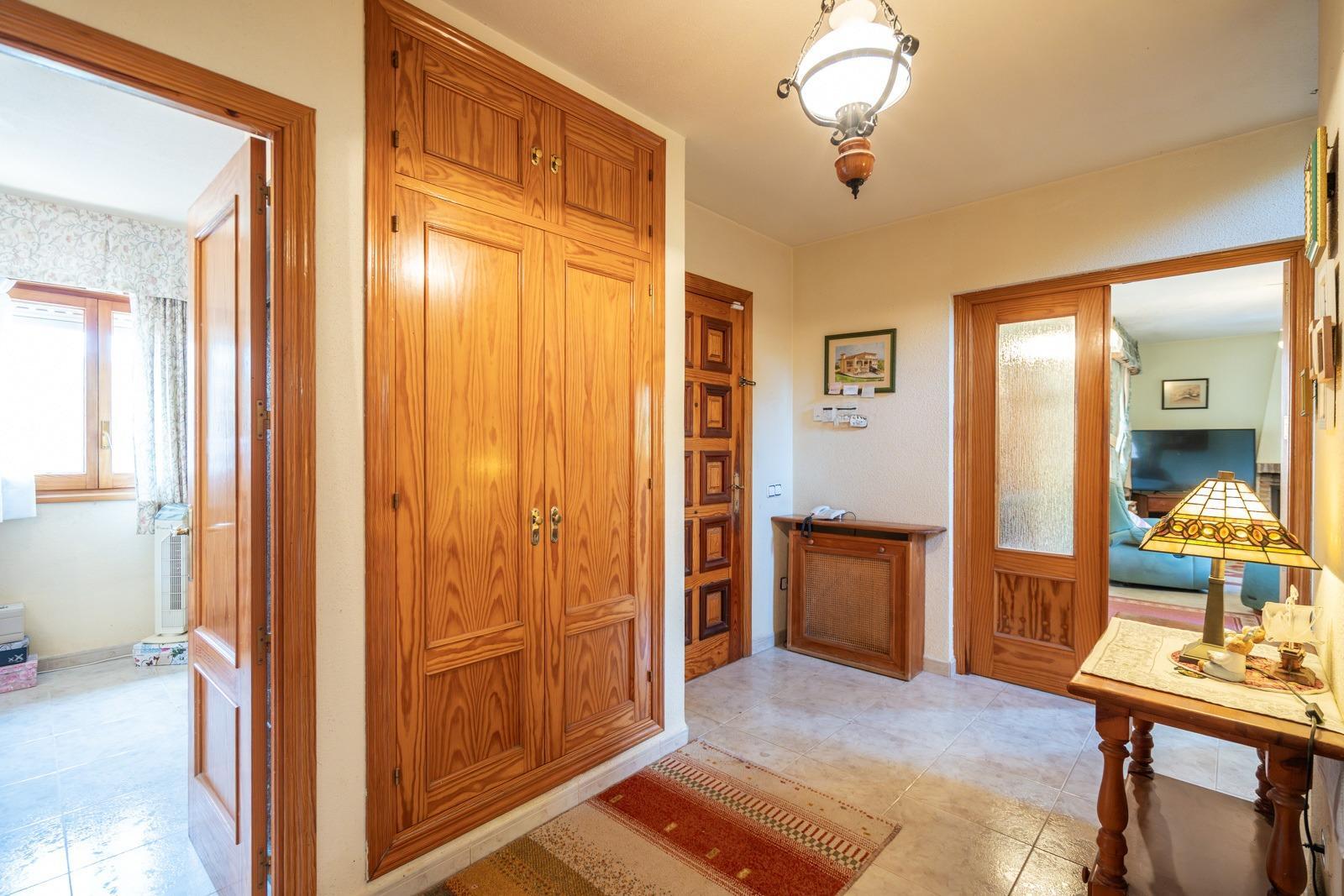 BONITO CHALET INDEPENDIENTE EN MANZANARES EL REAL CON PARCELA DE 839 M² Se ofrece este atractivo chalet individual de tres plantas sobre una amplia parcela de 839 m², con una superficie construida d